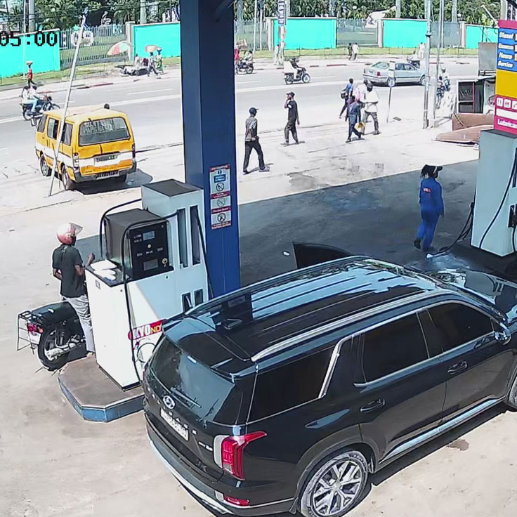 Main utilisant un pistolet de pompe jaune